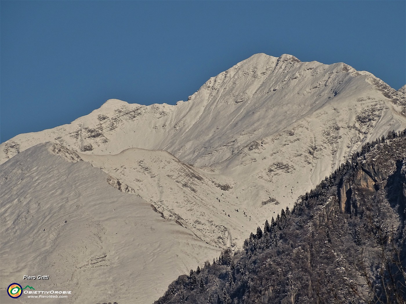 34 Zoom sul Monte Menna (2300 m).JPG